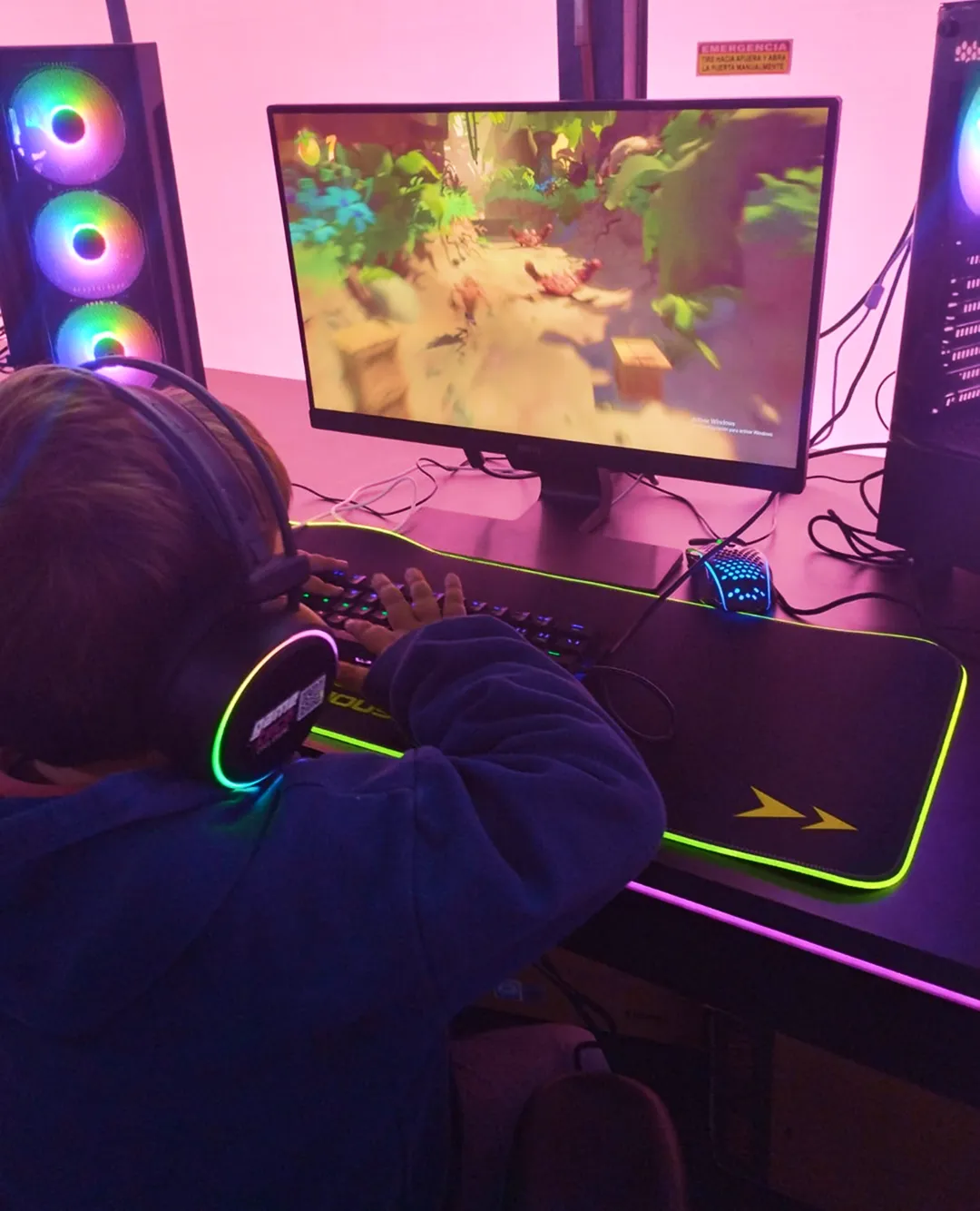 Niño jugando videojuegos dentro del Bus Gamer