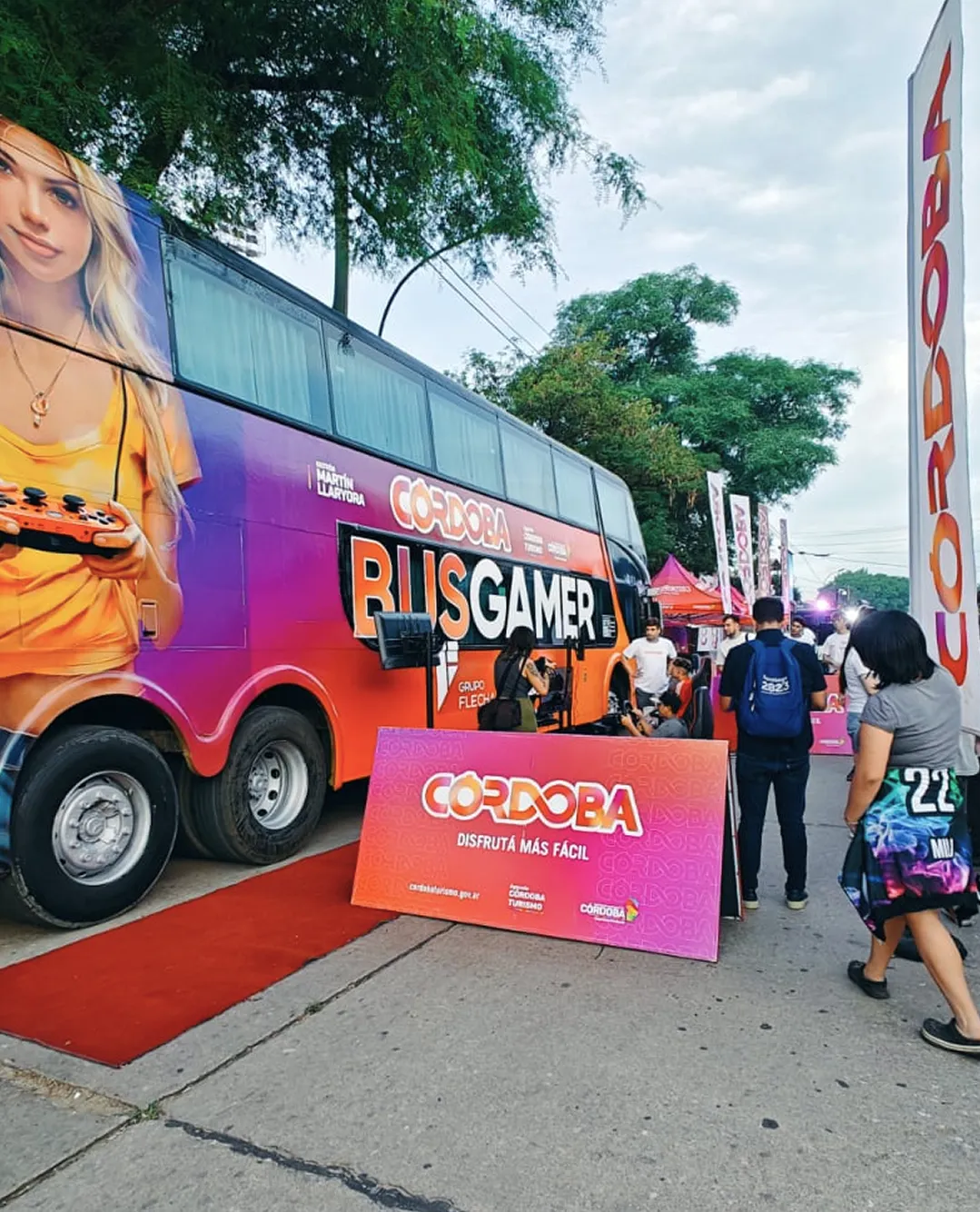 Gente subiendo al Bus Gamer