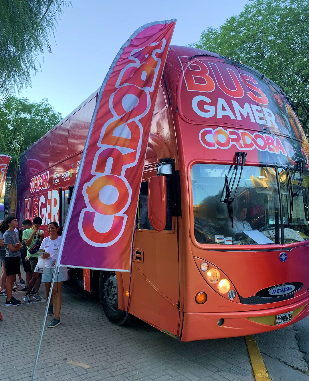 El Bus Gamer estacionado sobre la calle