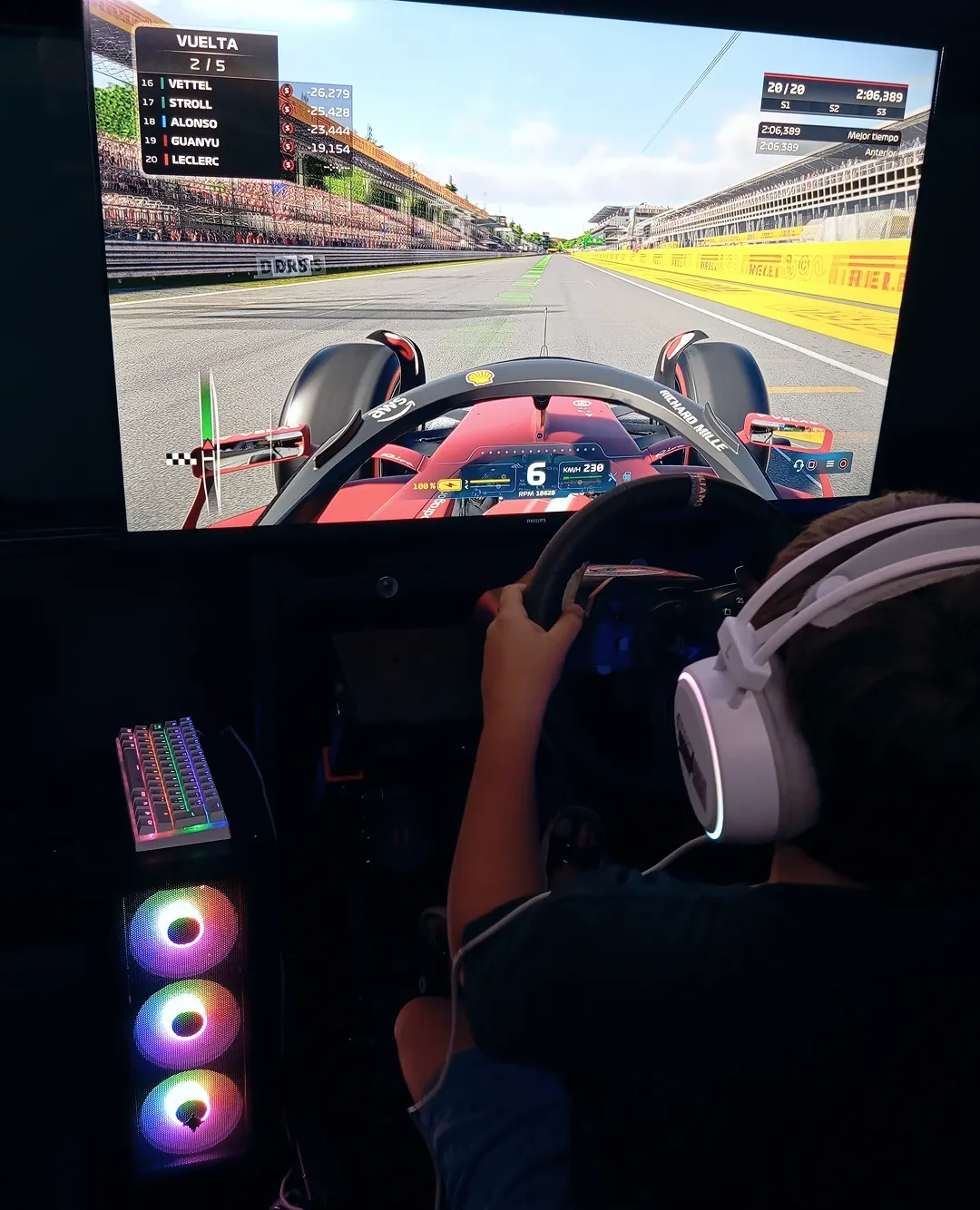 Niño jugando con un simulador de carreras dentro del Bus Gamer