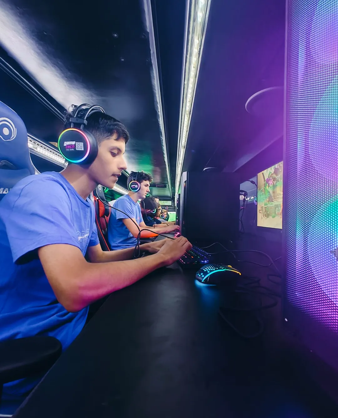 Jovenes jugando videojuegos dentro del Bus Gamer